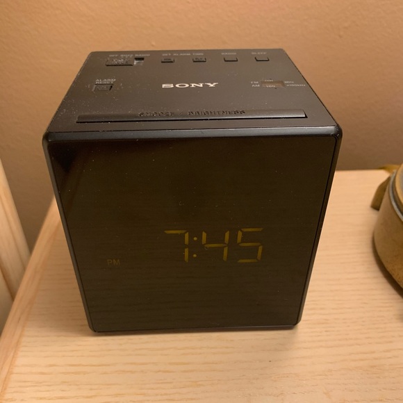 Clock Radio - Picture 2 of 3